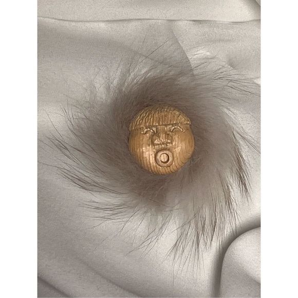 Hand Carved Inuit Native Face Singing Wood Brooch With Fox Fur - Picture 1 of 9
